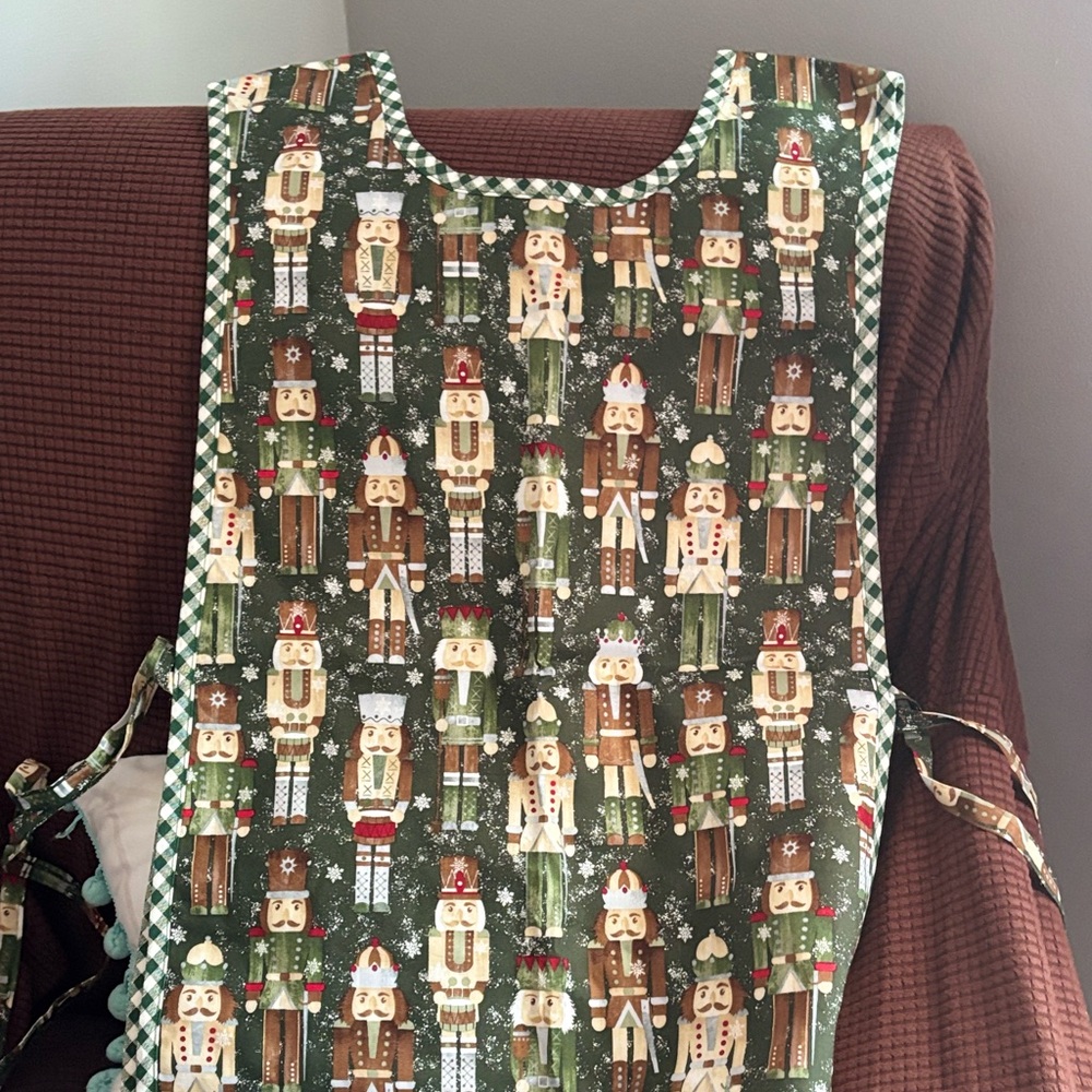 Adorable cobbler type Christmas apron!